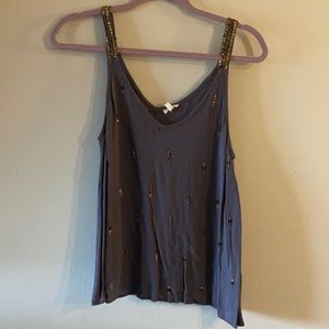 En Creme tank with appliqué